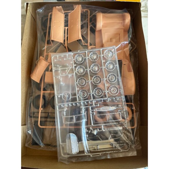 Testors 1/24 Scale 1933 Chrysler Imperial Phaeton Model Kit Unassembled Ages 10+ - Picture 8 of 8